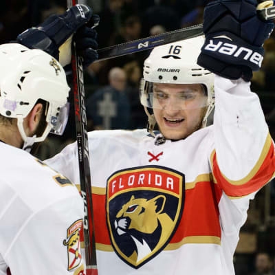 Keith Yandle och Aleksander Barkov firar mål.