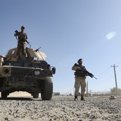 Afganistanin armeijan sotilaat vartioivat tarkastuspisteellä tulitauon toisena päivänä pääkaupungin Kabulin lähistöllä.