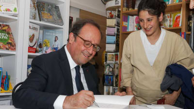 Francois Hollande signerar sin bok 