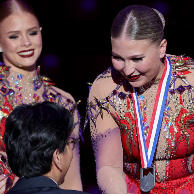 Rockettes får ta emot sina silvermedaljer.