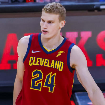 Lauri Markkanen spelar basket.
