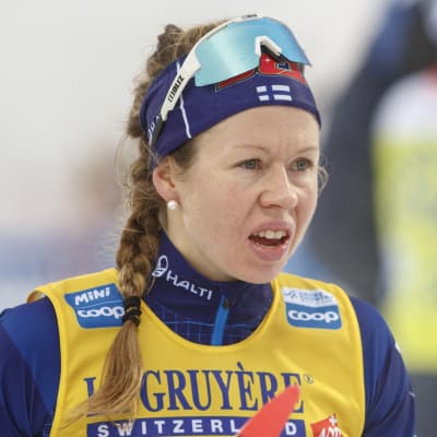 Laura Mononen efter stafettsträcka i Lahtis.