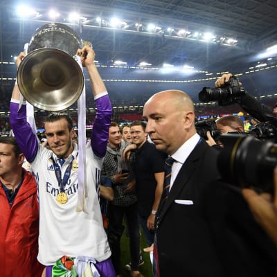 Gareth Bale nostaa pystin ilmaan.