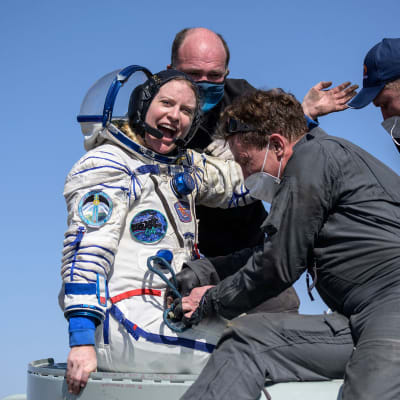 Astronautti Kate Rubins heiluttaa kädellään palattuuan avaruuslennolta.