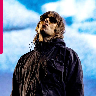 Liam Gallagher bär solglasögon, putar litet med munnen och lutar huvudet litet snett bakåt.