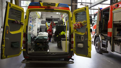 Ambulans med bakdörren öppen.