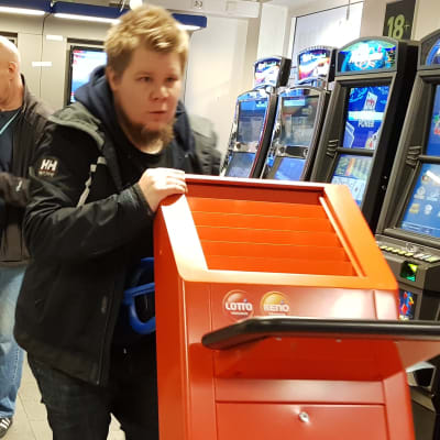 Veikkaus plockar bort sin utrustning på Åland. 