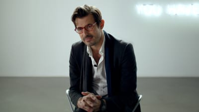 Närbild på Christian (Claes Bang).