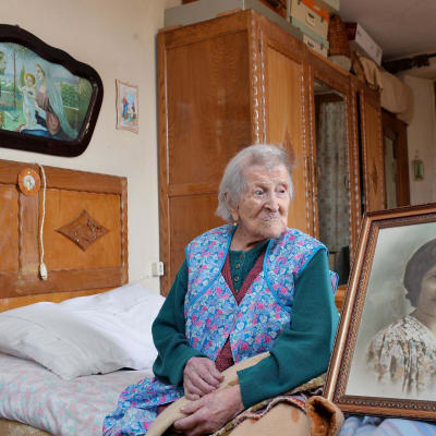 Emma Morano 116 år gammal bredvid ett foto av henne som ung.