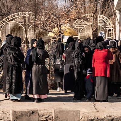 Afghanska kvinnliga universitetsstudenter utesängdes av talibanernas säkerhetspersonal från ett universitet i Kabul
