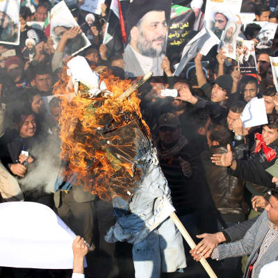Iranilaiset mielenosoittajat polttivat Saudi-Arabian hallitsijaperheenjäsentä esittävän nuken Baghdadissa 4. tammikuuta.