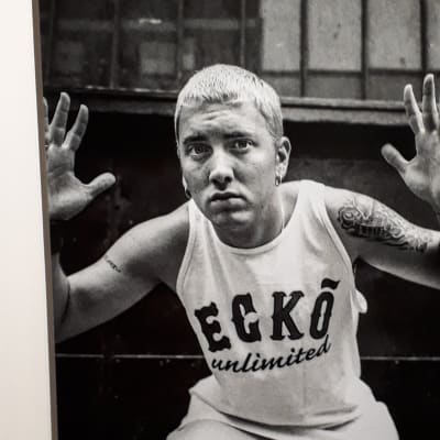 Eminemin valokuva Pohjois-Karjalan museon näyttelyssä. 