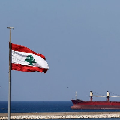 Libanons flagga och ett fartyg.