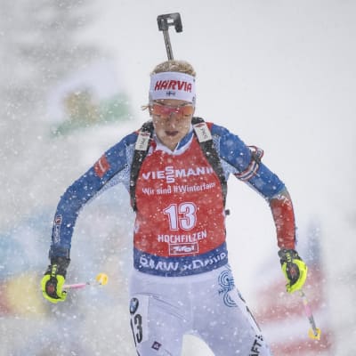 Laura Toivanen skidar.