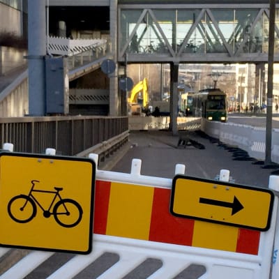 Cykel- och gångvägsskyltar som varsalr om undantagsrutt.