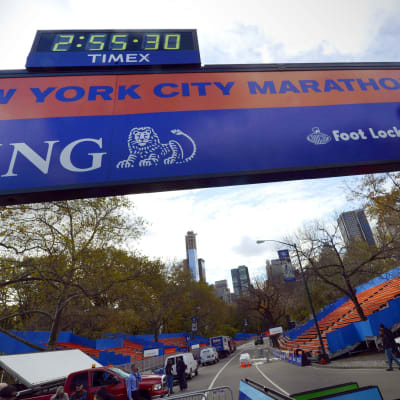 New Yorkin maratonin maaliosuutta rakennettiin vielä perjantaina 2. marraskuuta 2012.