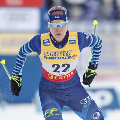 Jasmi Joensuu skidar fristil.