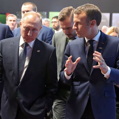 Vladimir Putin och Emmanuel Macron.