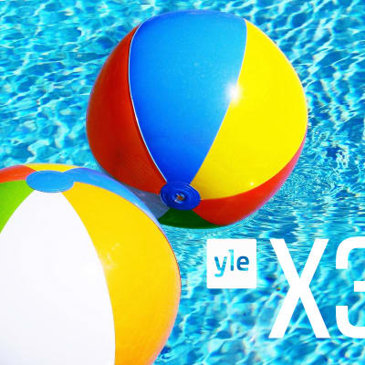 Badbollar i en pool med X3M:s logo