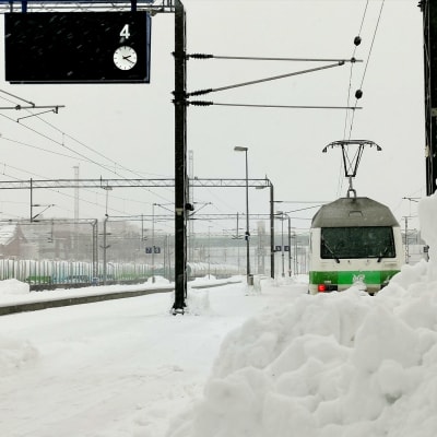 Lumimyrsky 12.1.2021. IC2-juna Turun päärautatieasemalla.