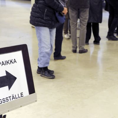 Äänestäjät jonottavat Helsingin kaupungintalolla.