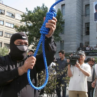 Irans polis förbereder avrättningen av en dömd mördare 2007.
