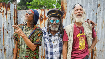 Kolme vanhaa reggaeäijää poseeraa. Kuva dokumenttielokuvasta Inna de Yard.