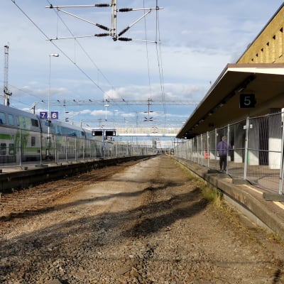 Turun päärautatieaseman edusta, josta on poistettu ratakiskot, InterCity-juna viereisellä laiturilla.