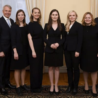 Gruppbild av regeringen som står på rad. 
