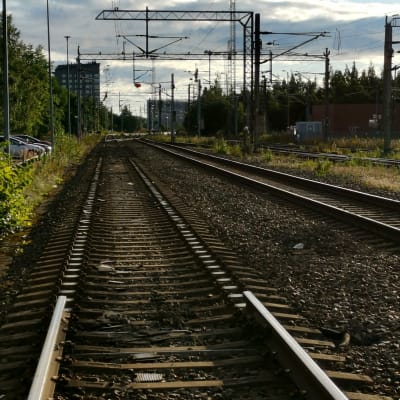 Raiteet Turun päärautatieasemalta sataman suuntaan, vasemmanpuoleiset raiteet on osittain poistettu ratapiha-alueen remontin takia.