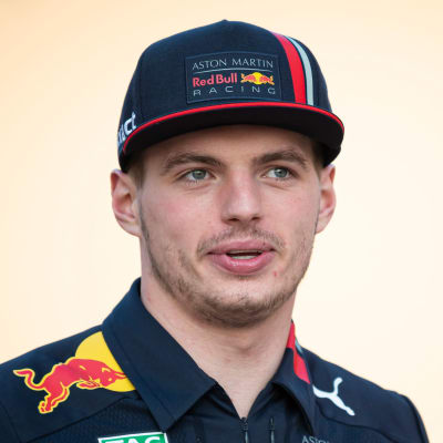 Max Verstappen i depån.
