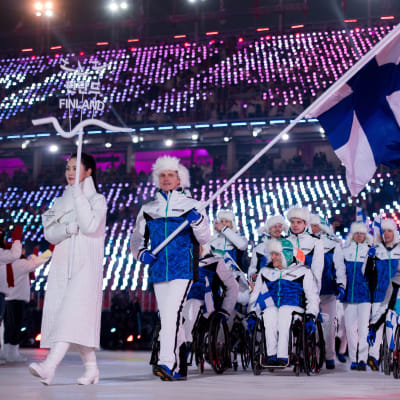 Suomen paralympiajoukkue avajaisissa.