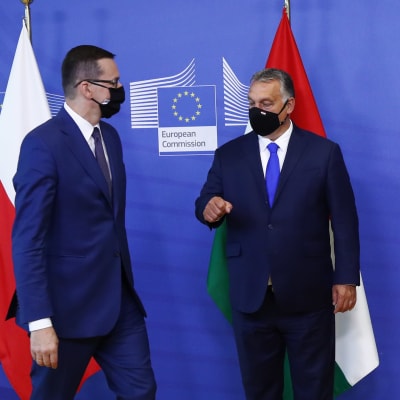 Puolan pääministeri  Mateusz Morawiecki (vas.) ja Unkarin pääministeri Viktor Orbán Brysselissä ennen tapaamistaan EU-komission puheenjohtajan, Ursula von der Leyenin kanssa syyskuun lopussa.