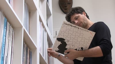 Dominik Bartmanski har en ansenlig samling vinylskivor.