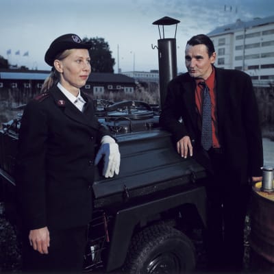Kati Outinen och Markku Peltola står vid ett soppkök, ur filmen Mannen utan minne.