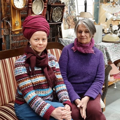 Maarit Kinnunen och Ira Donner bland prylar av alla de slag i Emmaus lopptorgsbutik i Ekenäs. 