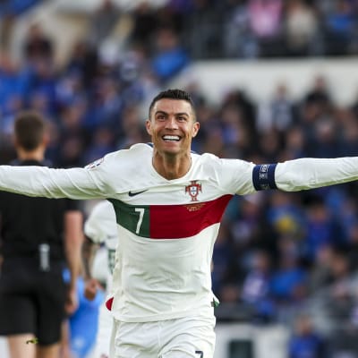 Ronaldo jublar efter sitt mål mot Island.