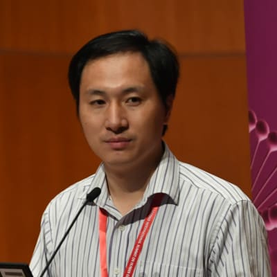 Den här bilden är tagen i Hongkong i november 2018 då He Jiankui presenterade sitt kontroversiella experiment på tvillingflickorna. 
