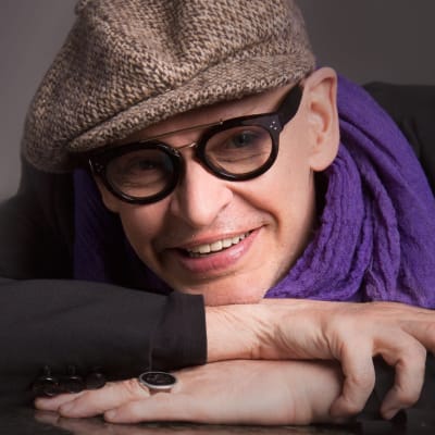 Jorma Uotinen lähikuvassa.