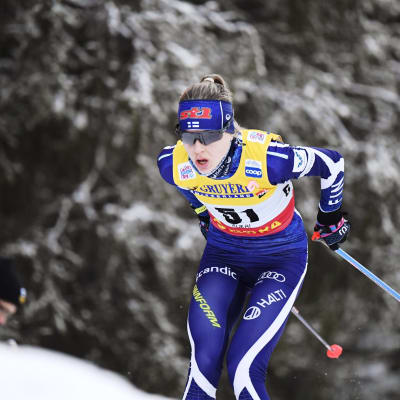 Eveliina Piippo hiihtää Roosa-nauha kilpaliivissään.