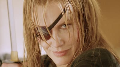 Närbild på Elle Driver (Daryl Hannah) i Kill Bill när hon höjer ett svärd.