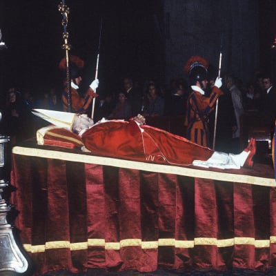 Johannes Paavali ensimmäisen ruumis näytillä sveitsiläiskaartilaisten ympäröimänä.