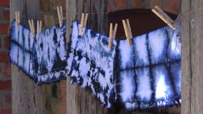 Camillas blå servetter färgade med shiboriteknik