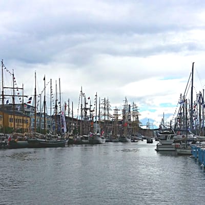 En stor mängd fartyg ligger förtöjda på båda sidor av Aura å under Tall Ships Races i Åbo 2017.