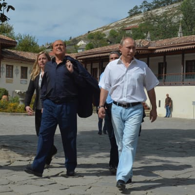 Rysslands president Vladimir Putin och Italiens ex-premiärminister Silvio Berlusconi på Krim.