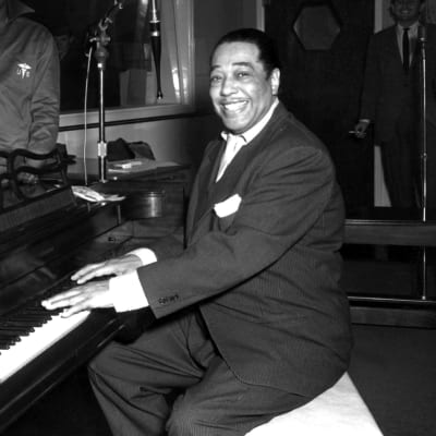 Jazzpianisten Duke Ellington spelar piano