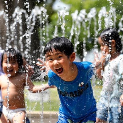 Lapset leikkivät puiston suihkulähteessä Nerimassa, Tokiossa.
