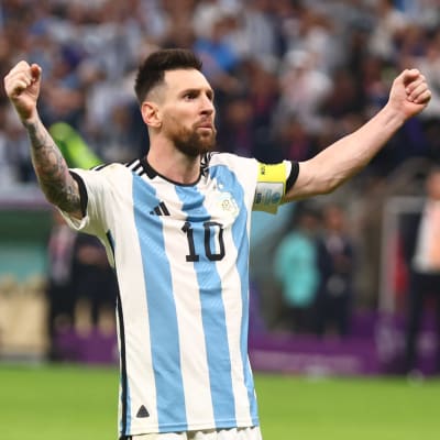 Argentiinan kapteeni Lionel Messi katsoo tuimasti.