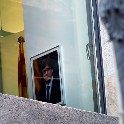 Porträttet av Carles Puigdemont hänger kvar i regeringspalatset i Barcelona.