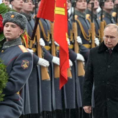 Presidentti Vladimir Putin seppeleenlaskuseremoniassa  Tuntemattoman sotilaan haudalla Moskovassa keskiviikkona, isänmaan puolustajien päivänä